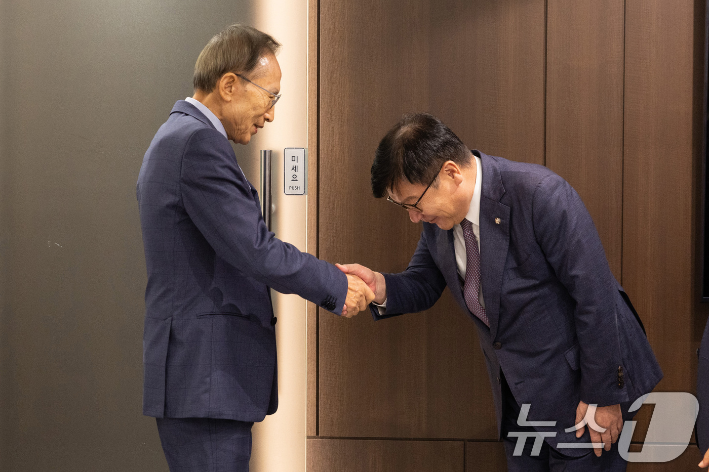 (서울=뉴스1) 국회사진기자단 = 정점식 국민의힘 원내대표가 31일 서울 서초구 영포빌딩에서 이명박 전 대통령을 예방하고 있다. 2026.8.31/뉴스1