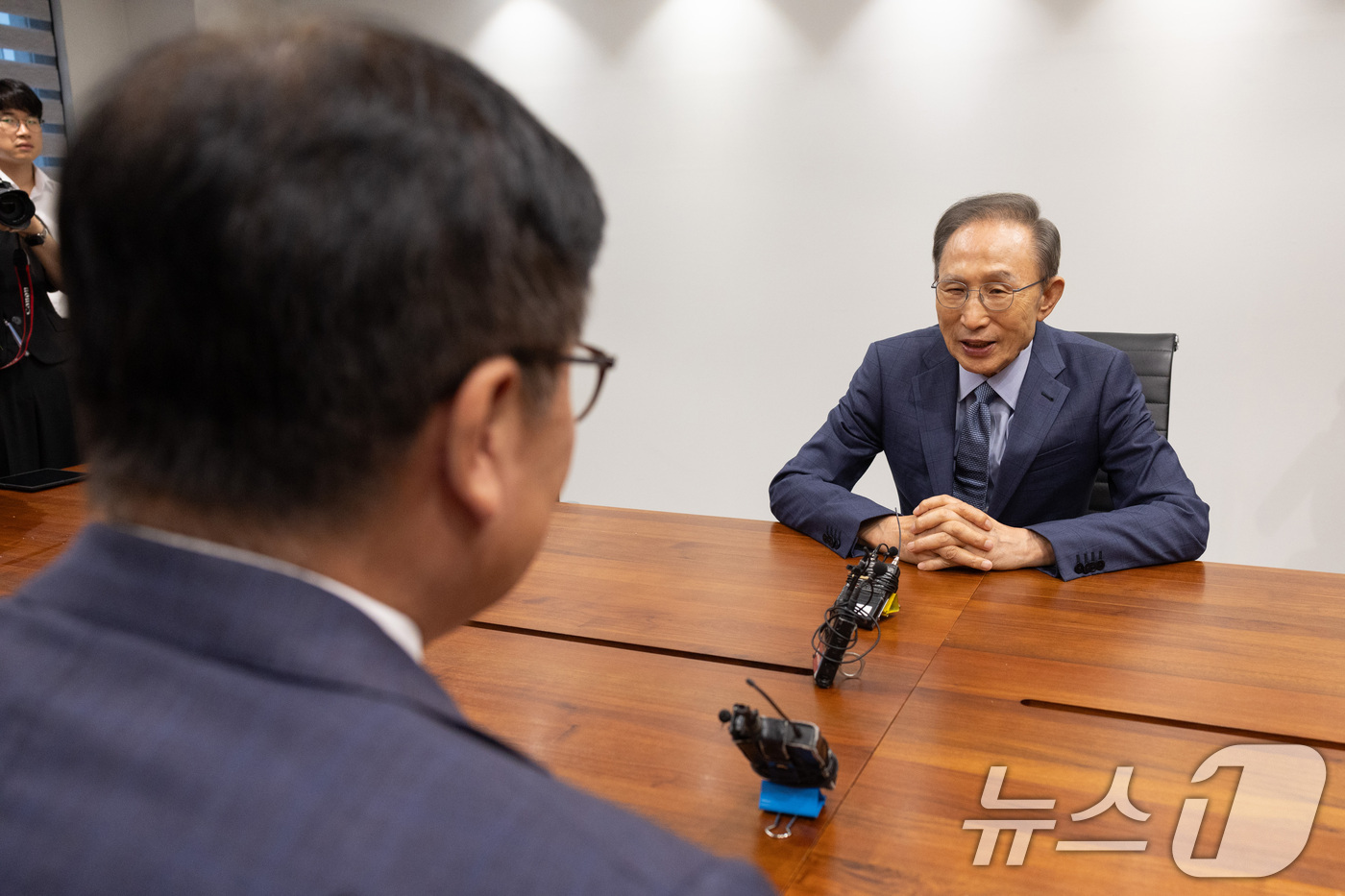 (서울=뉴스1) 국회사진기자단 = 이명박 전 대통령이 31일 서울 서초구 영포빌딩에서 정점식 국민의힘 원내대표를 접견하고 있다. 2026.8.31/뉴스1