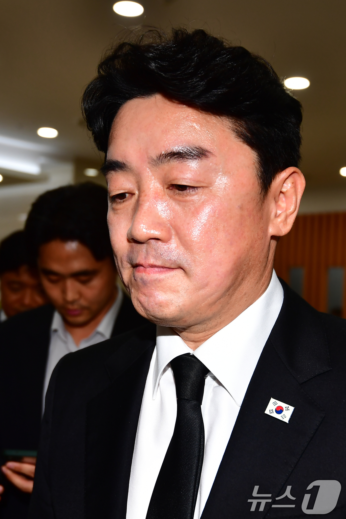 (포항=뉴스1) 최창호 기자 = 강훈식 대통령실 비서실장이 31일 경북 포항시 남구 포항성모병원 장례식장에서 조희대 대법원장 부친상 조문을 마치고 나오고 있다. 2026.8.31/ …