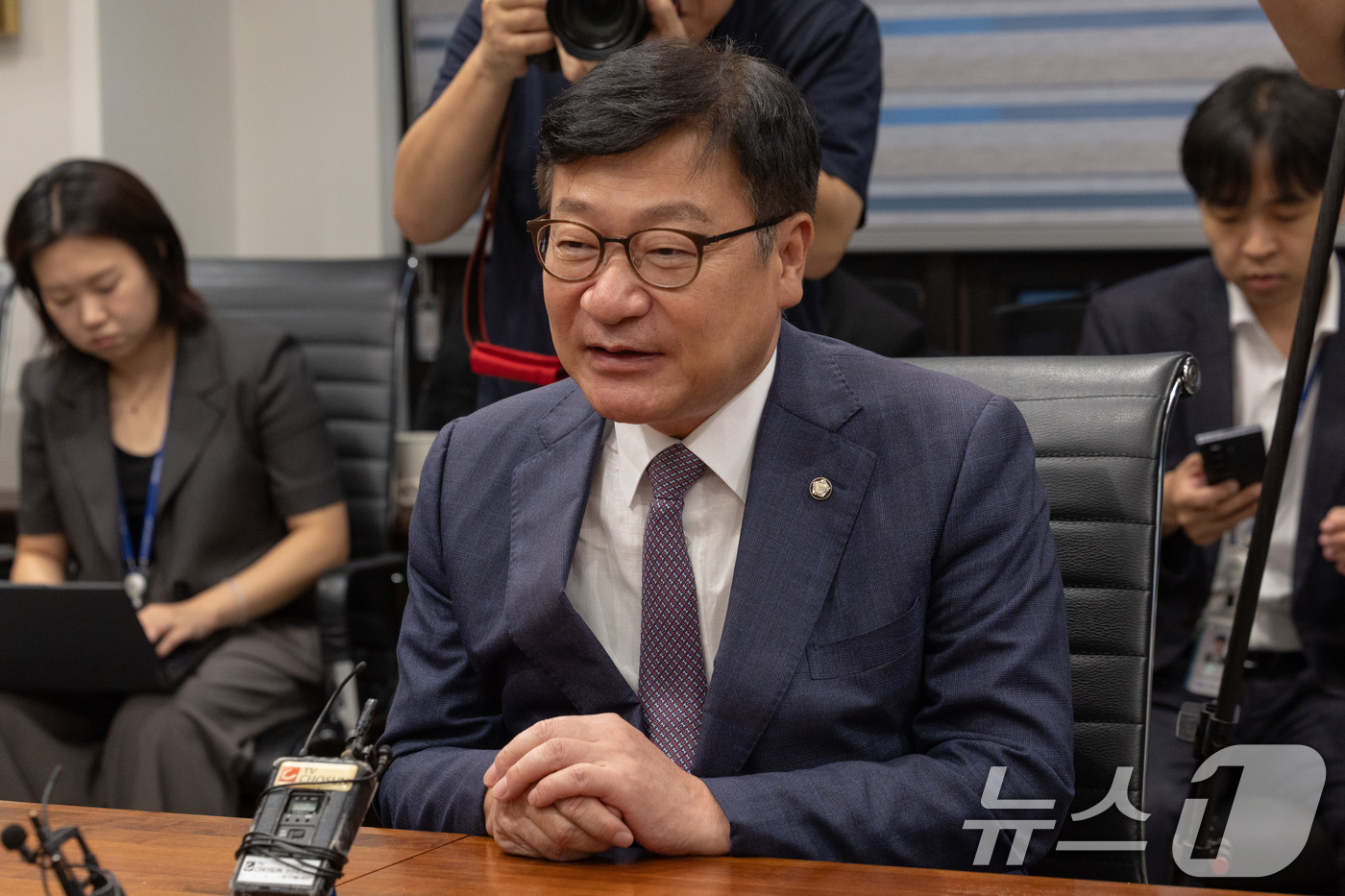 (서울=뉴스1) 국회사진기자단 = 정점식 국민의힘 원내대표가 31일 서울 서초구 영포빌딩에서 이명박 전 대통령을 접견하고 있다. 2026.8.31/뉴스1