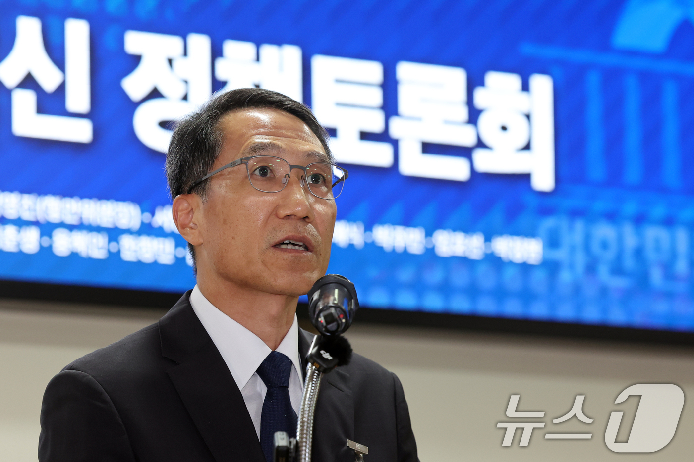 (서울=뉴스1) 황기선 기자 = 유재성 경찰청장 직무대행이 31일 오후 서울 여의도 국회 의원회관에서 열린 경찰의 민주적 통제 및 경찰수사 혁신 정책토론회에서 인사말을 하고 있다. …