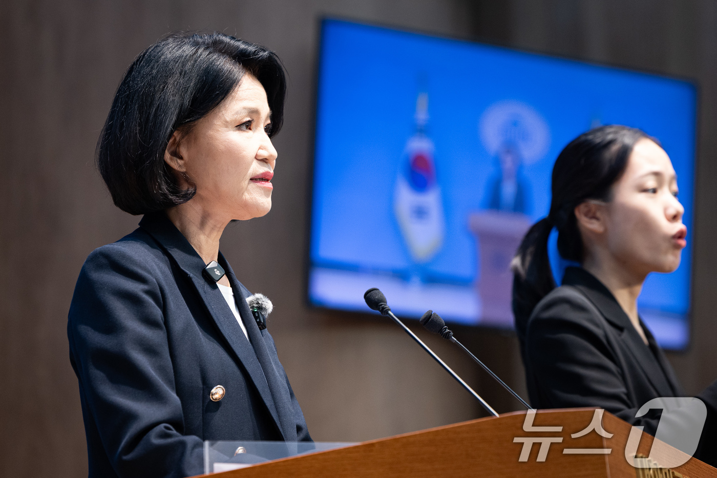 (서울=뉴스1) 유승관 기자 = 이진숙 국민의힘 의원이 31일 서울 여의도 국회 소통관에서 기자회견을 열고 김민석 더불어민주당 대표가 자신을 '여자 전두환'이라고 부른 것에 대한 …
