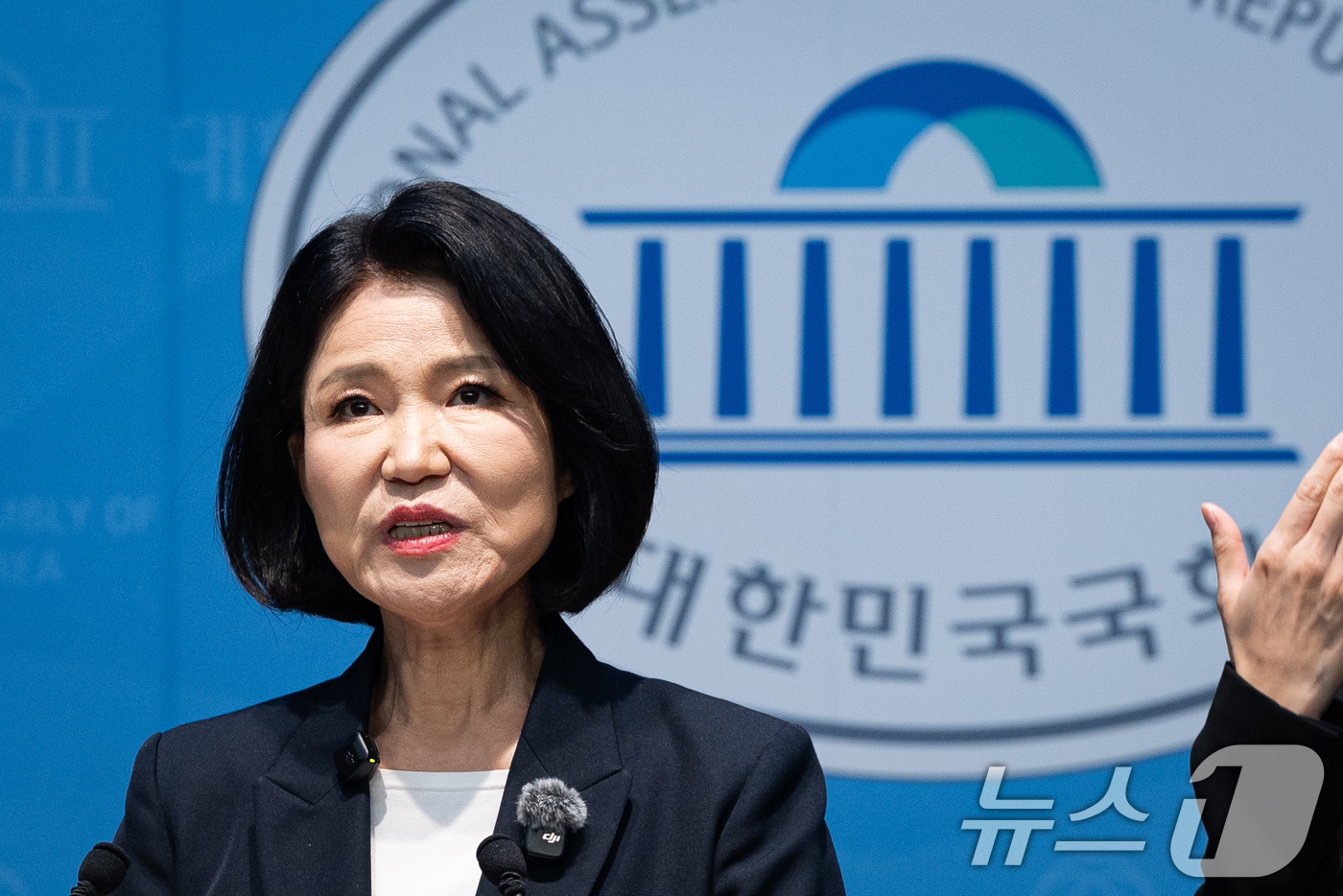 (서울=뉴스1) 유승관 기자 = 이진숙 국민의힘 의원이 31일 서울 여의도 국회 소통관에서 기자회견을 열고 김민석 더불어민주당 대표가 자신을 '여자 전두환'이라고 부른 것에 대한 …