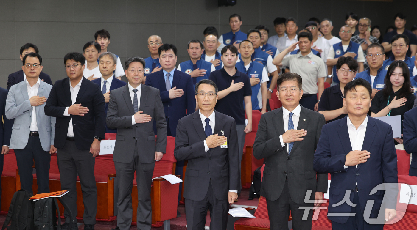 (서울=뉴스1) 황기선 기자 = 유재성 경찰청장 직무대행이 31일 오후 서울 여의도 국회 의원회관에서 열린 경찰의 민주적 통제 및 경찰수사 혁신 정책토론회에서 참석자들과 국민의례를 …