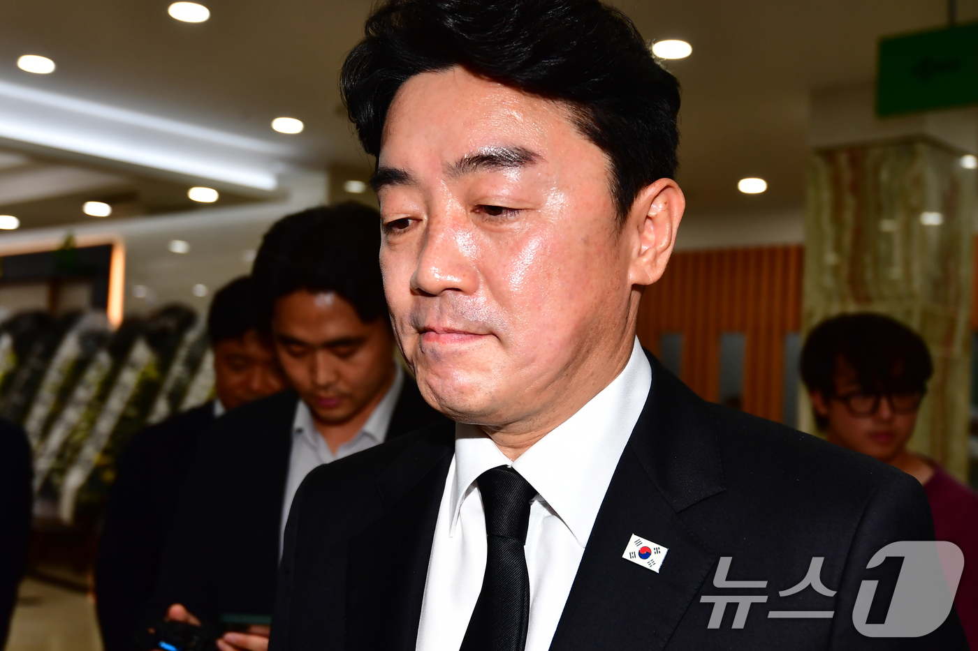 (포항=뉴스1) 최창호 기자 = 강훈식 대통령실 비서실장이 31일 경북 포항시 남구 포항성모병원 장례식장에서 조희대 대법원장 부친상 조문을 마치고 나오고 있다. 2026.8.31/ …