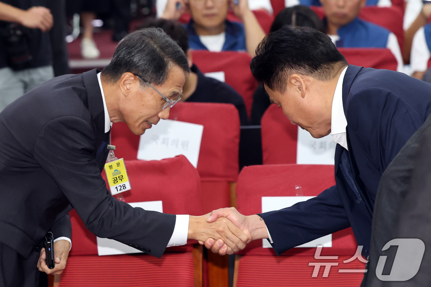 (서울=뉴스1) 황기선 기자 = 유재성 경찰청장 직무대행과 김영진 국회 행정안전위원회 위원장이 31일 오후 서울 여의도 국회 의원회관에서 열린 경찰의 민주적 통제 및 경찰수사 혁신 …