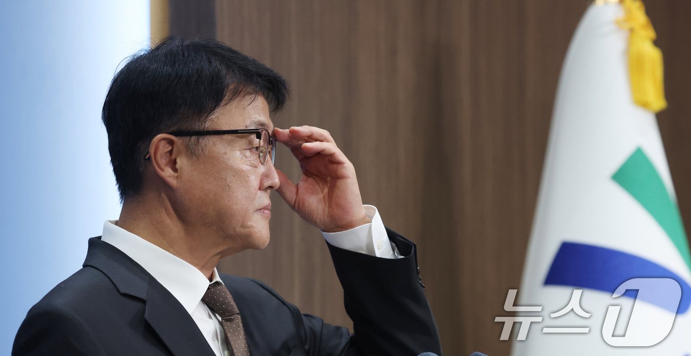 (수원=뉴스1) 김영운 기자 = 주형철 경기도 경제부지사가 31일 경기 수원시 영통구 경기도청에서 재정위기 극복 전략 TF 활동 보고 브리핑을 하고 있다. 2026.8.31/뉴스1 …