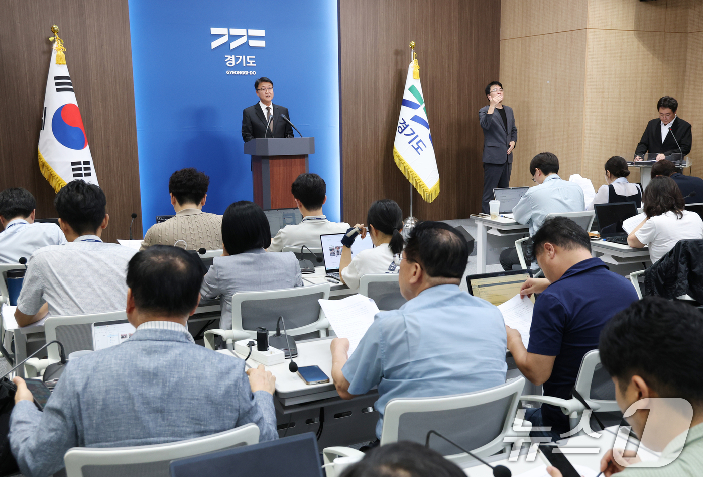 (수원=뉴스1) 김영운 기자 = 주형철 경기도 경제부지사가 31일 경기 수원시 영통구 경기도청에서 재정위기 극복 전략 TF 활동 보고 브리핑을 하고 있다. 2026.8.31/뉴스1 …