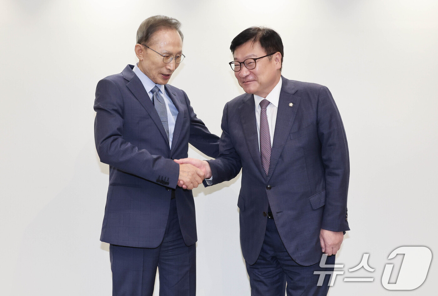 (서울=뉴스1) 국회사진기자단 = 정점식 국민의힘 원내대표가 31일 서울 서초구 영포빌딩에서 이명박 전 대통령을 예방하며 기념촬영을 하고 있다. 2026.8.31/뉴스1
