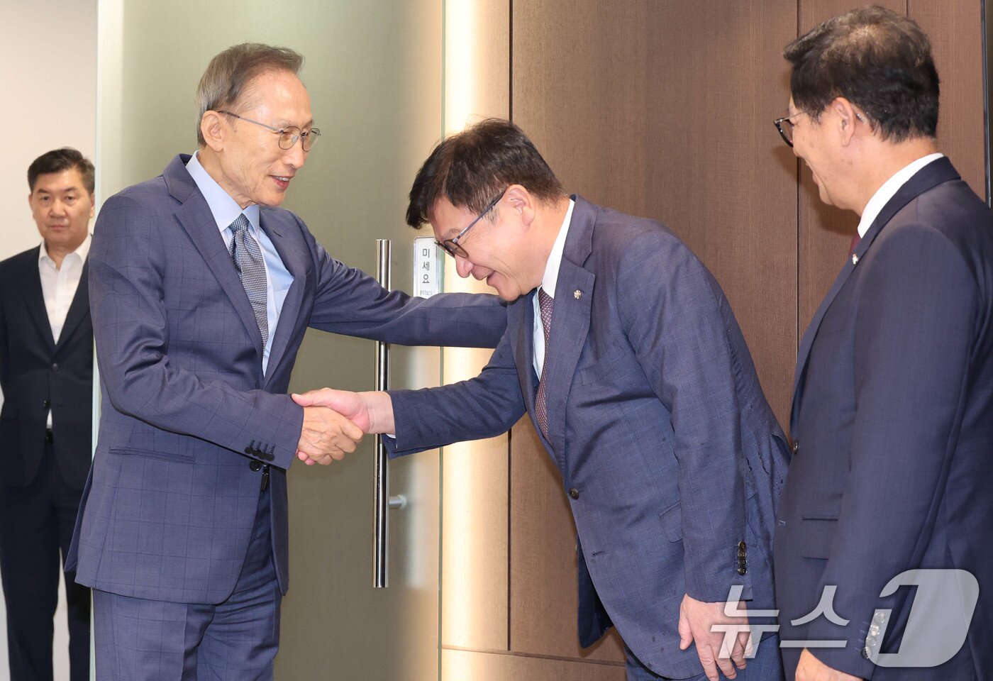 본문 이미지 - 정점식 국민의힘 원내대표가 31일 서울 서초구 영포빌딩에서 이명박 전 대통령을 예방하고 있다. 2026.8.31 ⓒ 뉴스1 국회사진기자단