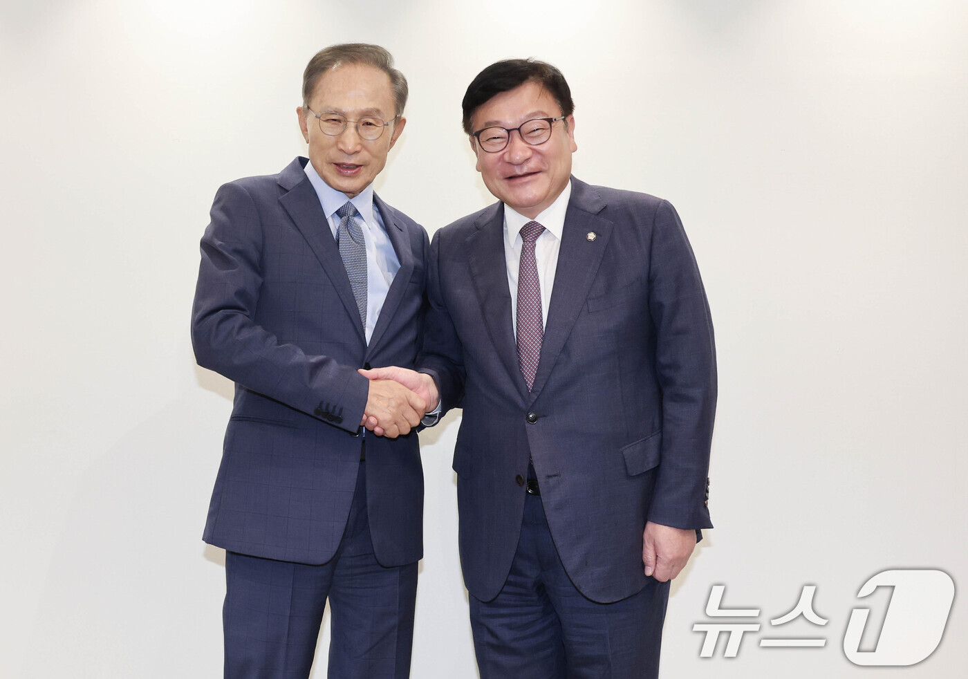 (서울=뉴스1) 국회사진기자단 = 정점식 국민의힘 원내대표가 31일 서울 서초구 영포빌딩에서 이명박 전 대통령을 예방하며 기념촬영을 하고 있다. 2026.8.31/뉴스1