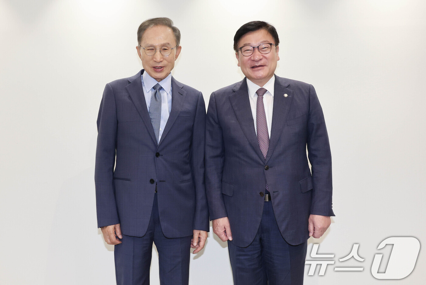 (서울=뉴스1) 국회사진기자단 = 정점식 국민의힘 원내대표가 31일 서울 서초구 영포빌딩에서 이명박 전 대통령을 예방하며 기념촬영을 하고 있다. 2026.8.31/뉴스1