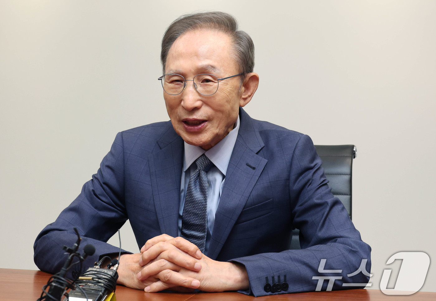 (서울=뉴스1) 국회사진기자단 = 이명박 전 대통령이 31일 서울 서초구 영포빌딩에서 정점식 국민의힘 원내대표를 접견하고 있다. 2026.8.31/뉴스1