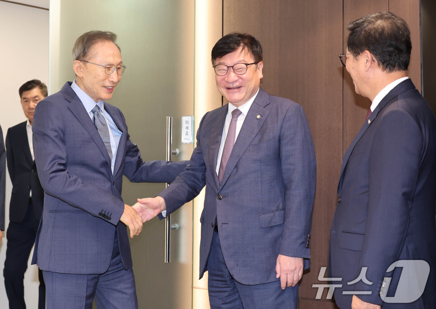 (서울=뉴스1) 국회사진기자단 = 정점식 국민의힘 원내대표가 31일 서울 서초구 영포빌딩에서 이명박 전 대통령을 예방하고 있다. 2026.8.31/뉴스1