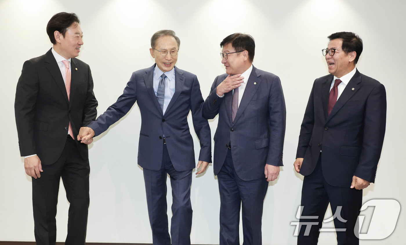 (서울=뉴스1) 국회사진기자단 = 정점식 국민의힘 원내대표가 31일 서울 서초구 영포빌딩에서 이명박 전 대통령을 예방하고 있다.왼쪽부터 박수민 의원, 정 원내대표, 이 전 대통령, …