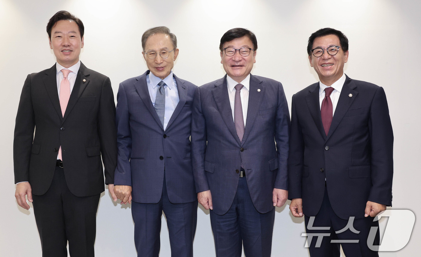 (서울=뉴스1) 국회사진기자단 = 정점식 국민의힘 원내대표가 31일 서울 서초구 영포빌딩에서 이명박 전 대통령을 예방하며 기념촬영을 하고 있다.왼쪽부터 박수민 의원, 정 원내대표, …