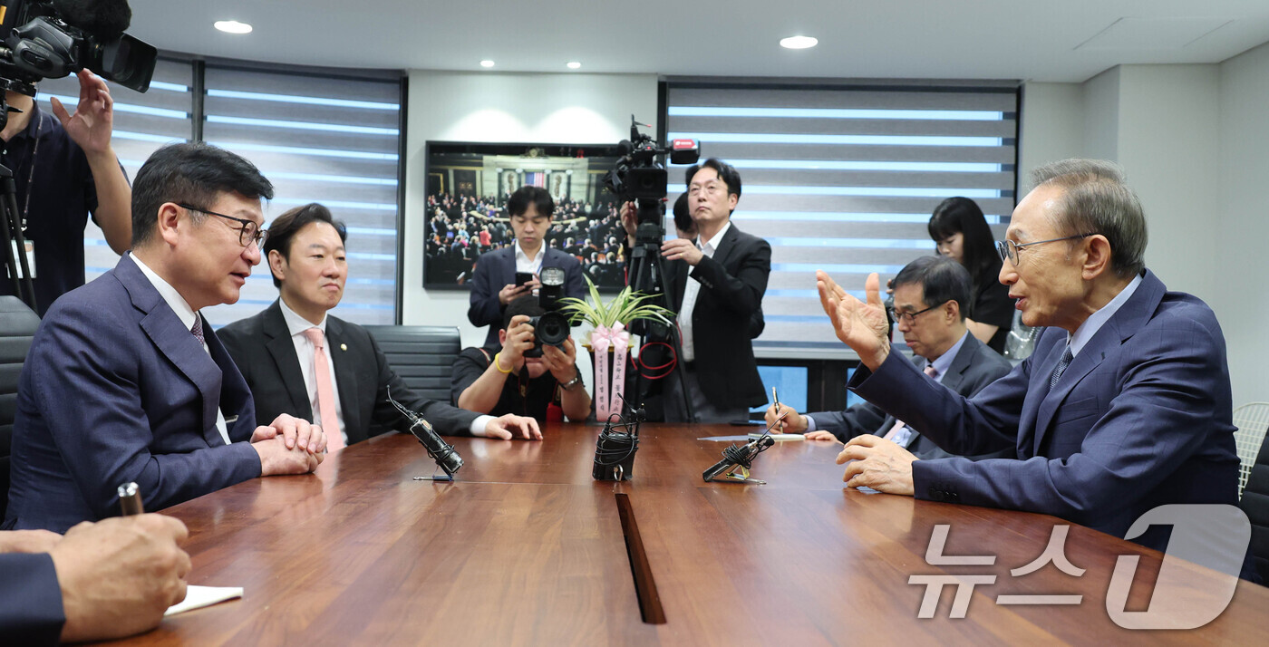 (서울=뉴스1) 국회사진기자단 = 정점식 국민의힘 원내대표가 31일 서울 서초구 영포빌딩에서 이명박 전 대통령을 예방하고 있다. 2026.8.31/뉴스1