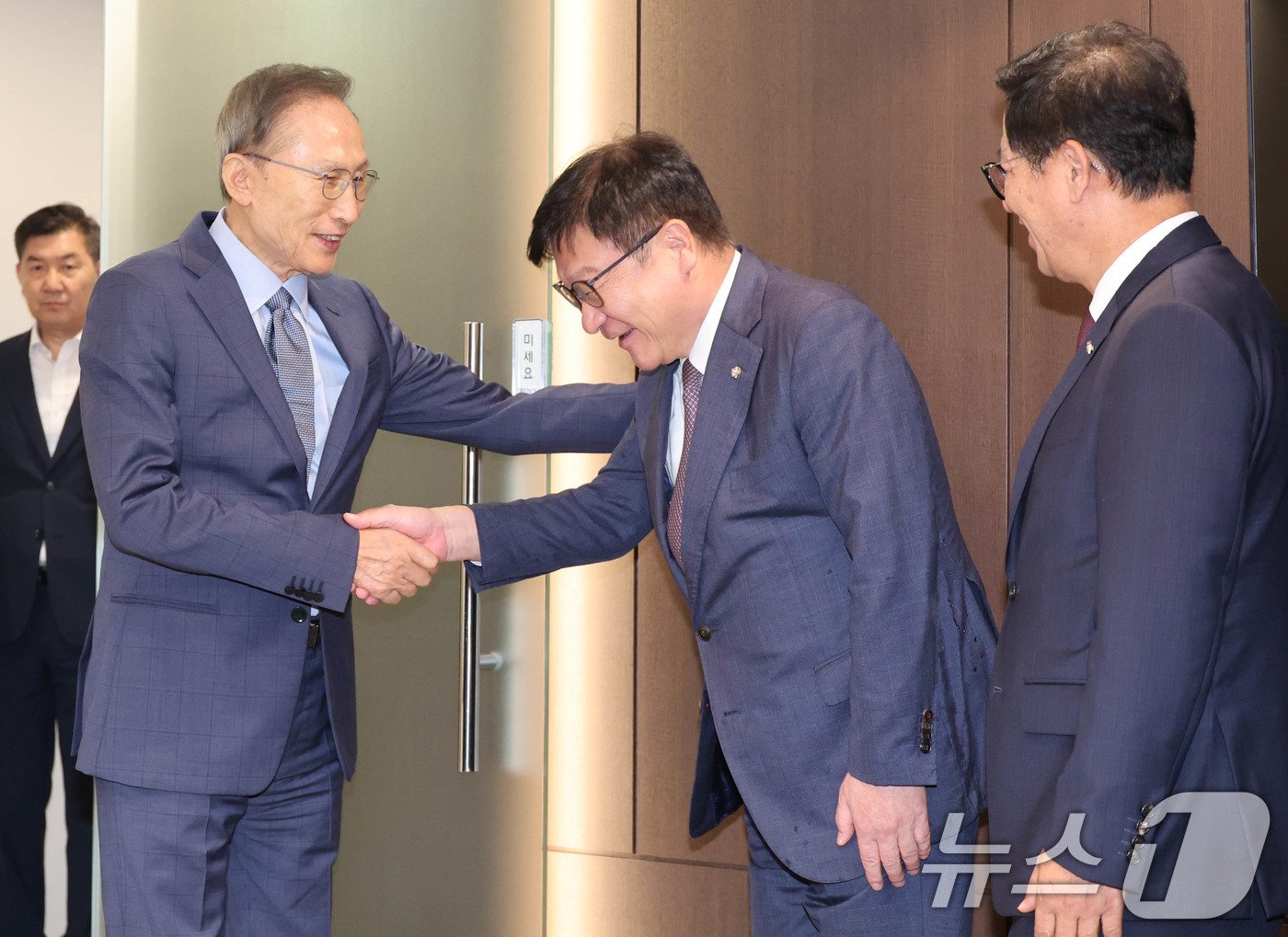 (서울=뉴스1) 국회사진기자단 = 정점식 국민의힘 원내대표가 31일 서울 서초구 영포빌딩에서 이명박 전 대통령을 예방하고 있다. 2026.8.31/뉴스1