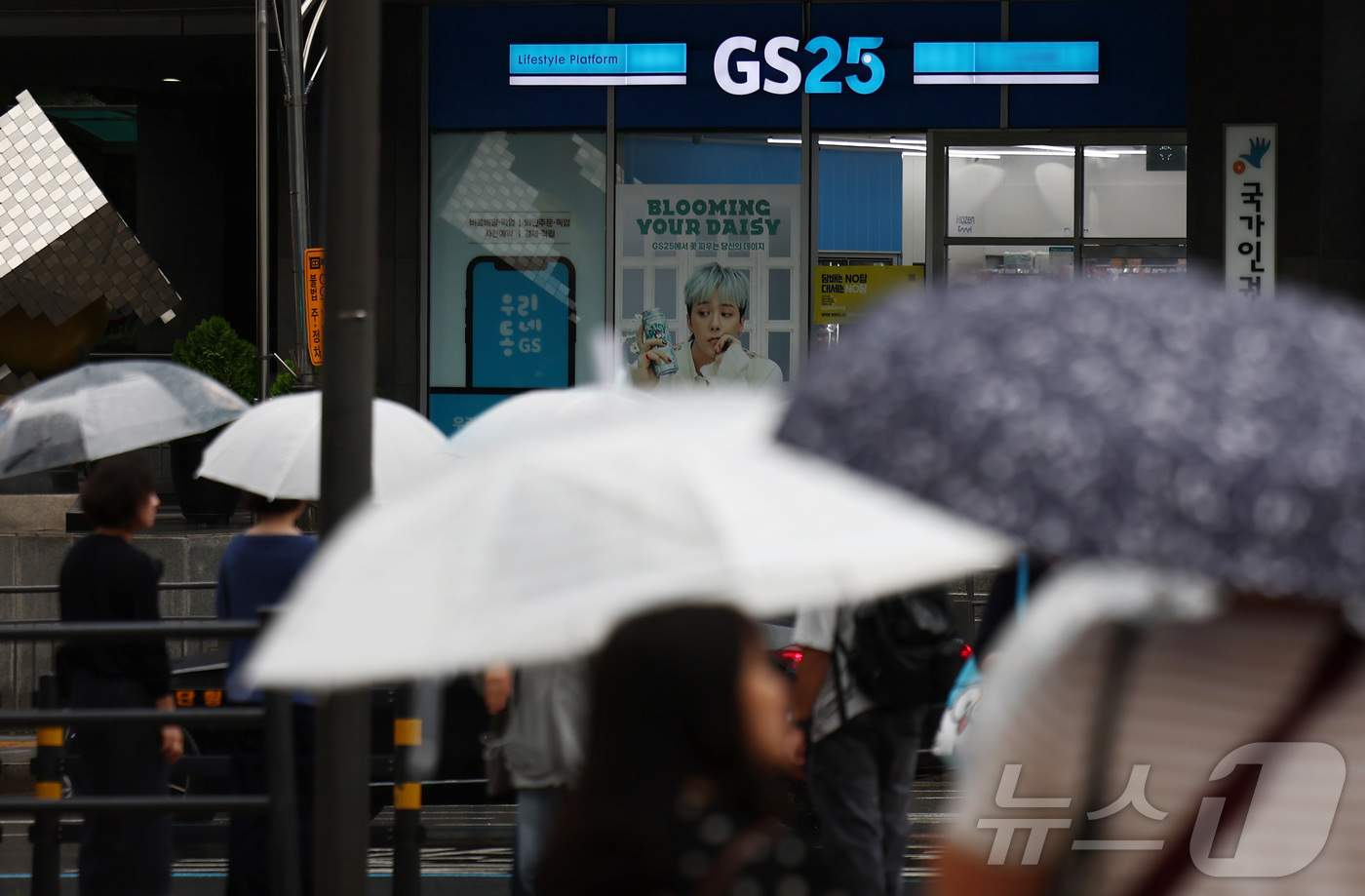 (서울=뉴스1) 김민지 기자 = GS리테일이 운영하는 GS SHOP과 GS25에서 약 166만 명의 개인정보가 유출돼 GS리테일에 128억 원대 과징금이 부과됐다.개인정보보호위원회 …