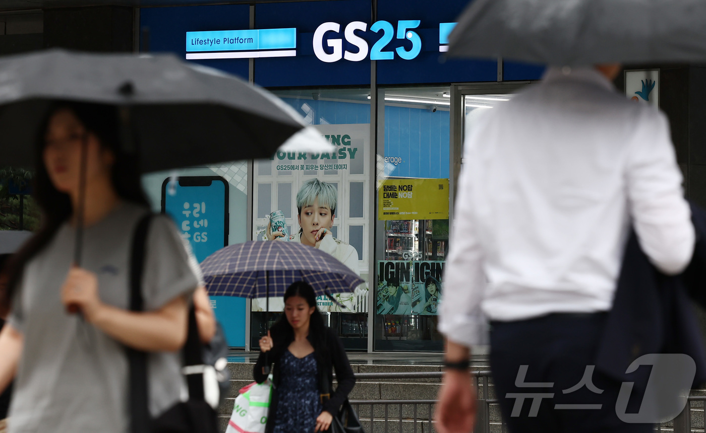 (서울=뉴스1) 김민지 기자 = GS리테일이 운영하는 GS SHOP과 GS25에서 약 166만 명의 개인정보가 유출돼 GS리테일에 128억 원대 과징금이 부과됐다.개인정보보호위원회 …
