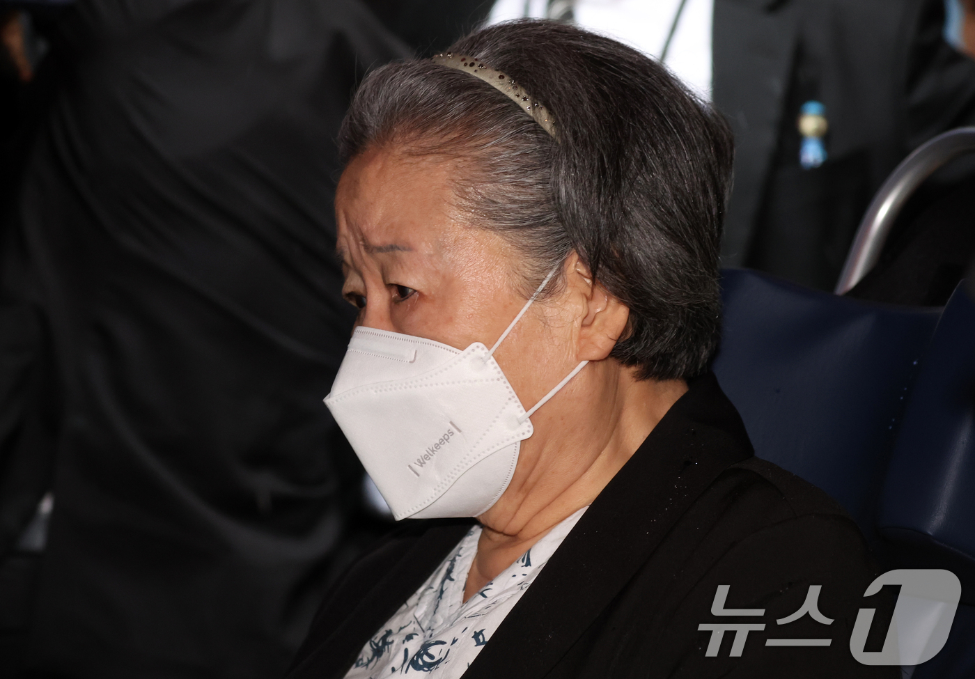 (서울=뉴스1) 김명섭 기자 = 한학자 통일교 총재가 31일 오후 서울 서초구 서울중앙지방법원에서 열린 정치자금법·특정경제범죄가중처벌 등에 관한 법률 위반(횡령) 등 혐의 선고를 …