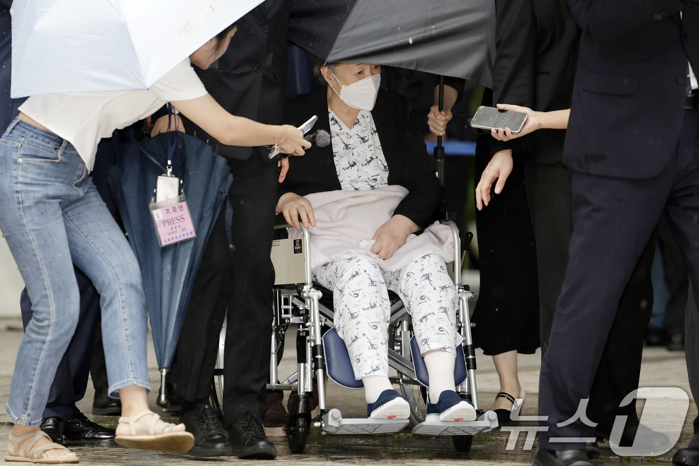(서울=뉴스1) 김명섭 기자 = 한학자 통일교 총재가 31일 오후 서울 서초구 서울중앙지방법원에서 열린 정치자금법·특정경제범죄가중처벌 등에 관한 법률 위반(횡령) 등 혐의 선고를 …