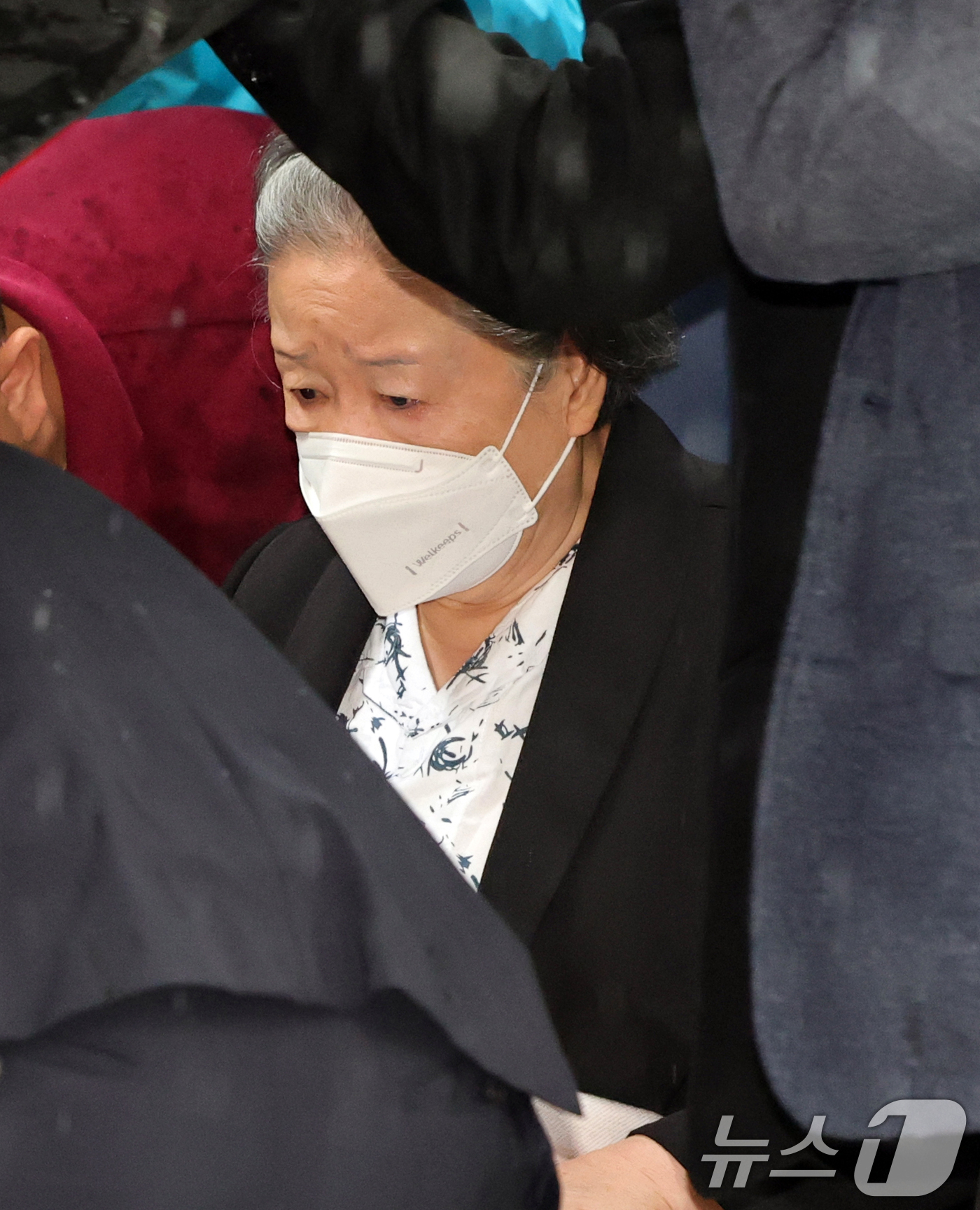 (서울=뉴스1) 김명섭 기자 = 한학자 통일교 총재가 31일 오후 서울 서초구 서울중앙지방법원에서 열린 정치자금법·특정경제범죄가중처벌 등에 관한 법률 위반(횡령) 등 혐의 선고를 …