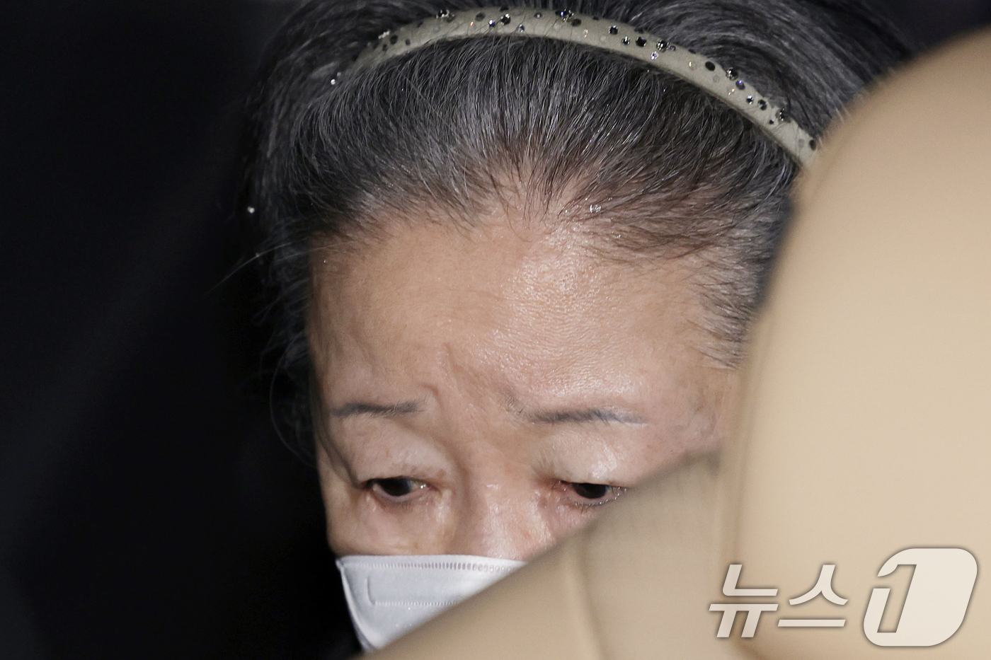 (서울=뉴스1) 김명섭 기자 = 한학자 통일교 총재가 31일 오후 서울 서초구 서울중앙지방법원에서 열린 정치자금법·특정경제범죄가중처벌 등에 관한 법률 위반(횡령) 등 혐의 선고를 …