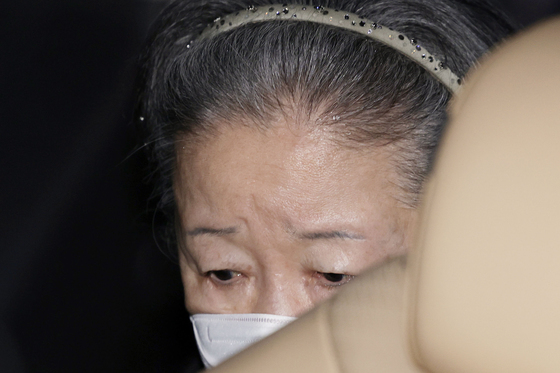 굳은 표정의 한학자 총재
