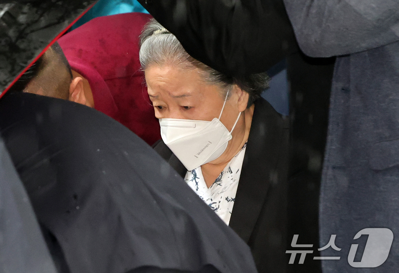 (서울=뉴스1) 김명섭 기자 = 한학자 통일교 총재가 31일 오후 서울 서초구 서울중앙지방법원에서 열린 정치자금법·특정경제범죄가중처벌 등에 관한 법률 위반(횡령) 등 혐의 선고를 …