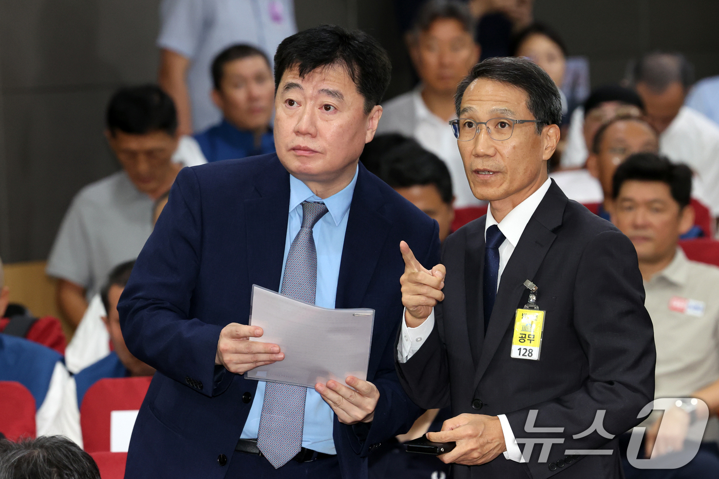 (서울=뉴스1) 황기선 기자 = 유재성 경찰청장 직무대행과 이영철 자치경찰기획단장이 31일 오후 서울 여의도 국회 의원회관에서 열린 경찰의 민주적 통제 및 경찰수사 혁신 정책토론회 …