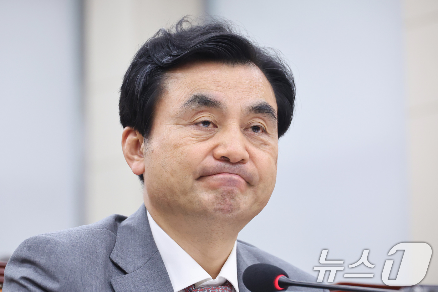 (서울=뉴스1) 신웅수 기자 = 안규백 국방부 장관이 31일 서울 여의도 국회에서 열린 국방위원회 전체회의에서 생각에 잠겨 있다. 2026.8.31/뉴스1