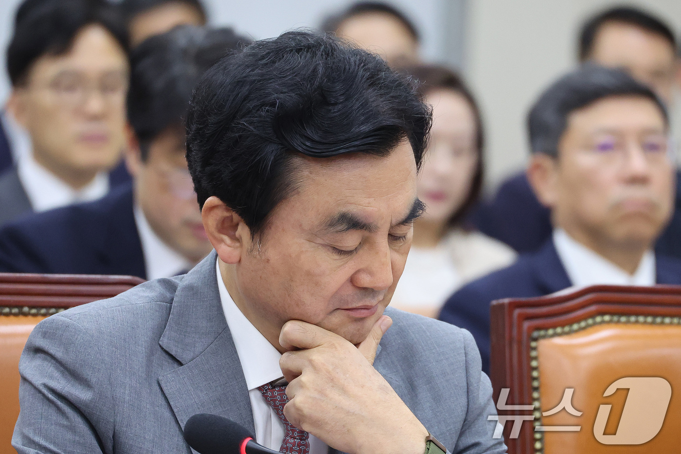 (서울=뉴스1) 신웅수 기자 = 안규백 국방부 장관이 31일 서울 여의도 국회에서 열린 국방위원회 전체회의에서 생각에 잠겨 있다. 2026.8.31/뉴스1