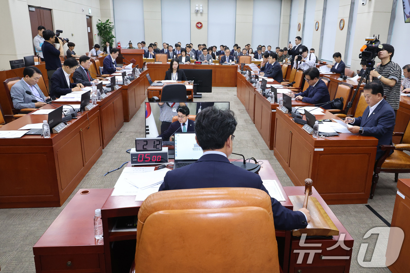(서울=뉴스1) 신웅수 기자 = 진성준 위원장이 31일 서울 여의도 국회에서 열린 국방위원회 전체회의에서 의사봉을 두드리고 있다. 2026.8.31/뉴스1