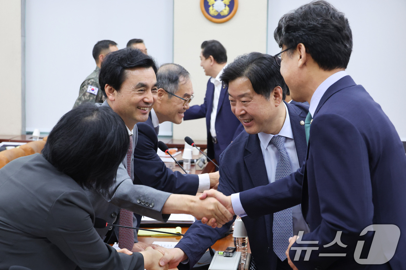 (서울=뉴스1) 신웅수 기자 = 안규백 국방부 장관이 31일 서울 여의도 국회에서 열린 국방위원회 전체회의에서 진성준 위원장과 악수하고 있다. 2026.8.31/뉴스1