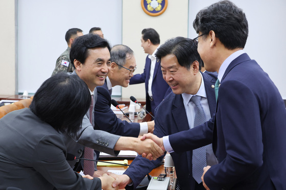 퇴임 앞둔 안규백 "제 발로 입대했다" 탈영 의혹 계속 부인
