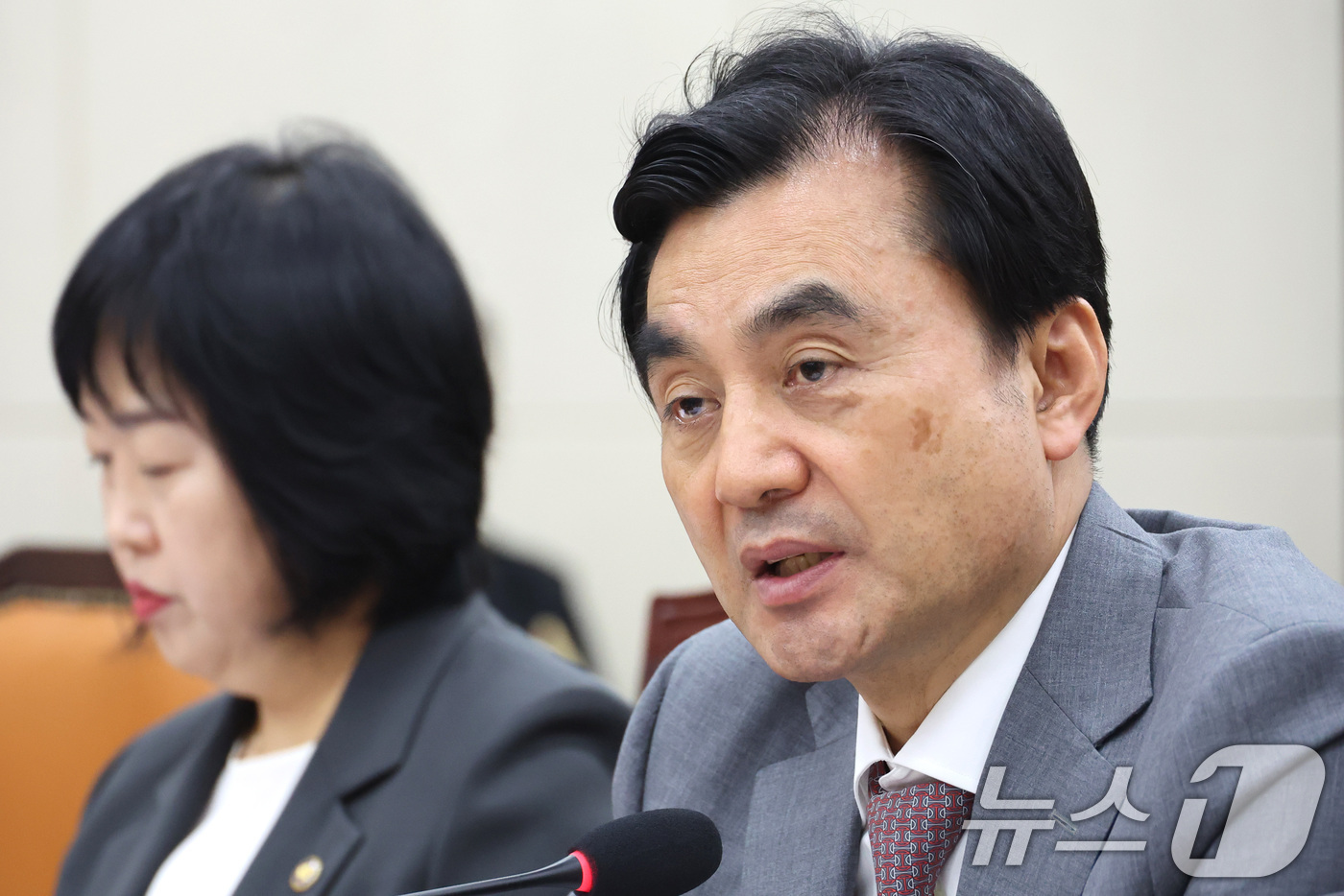 (서울=뉴스1) 신웅수 기자 = 안규백 국방부 장관이 31일 서울 여의도 국회에서 열린 국방위원회 전체회의에서 의원 질의에 답변하고 있다. 2026.8.31/뉴스1