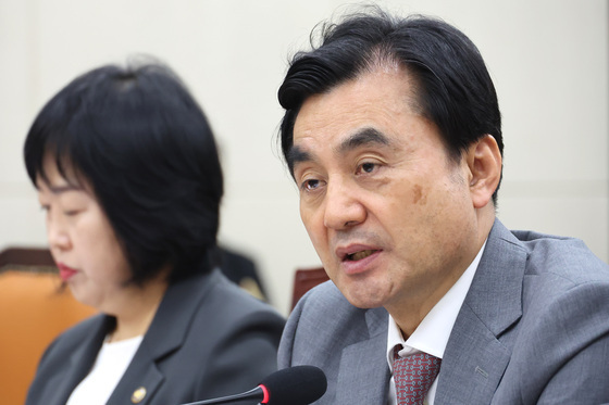 답변하는 안규백 국방장관
