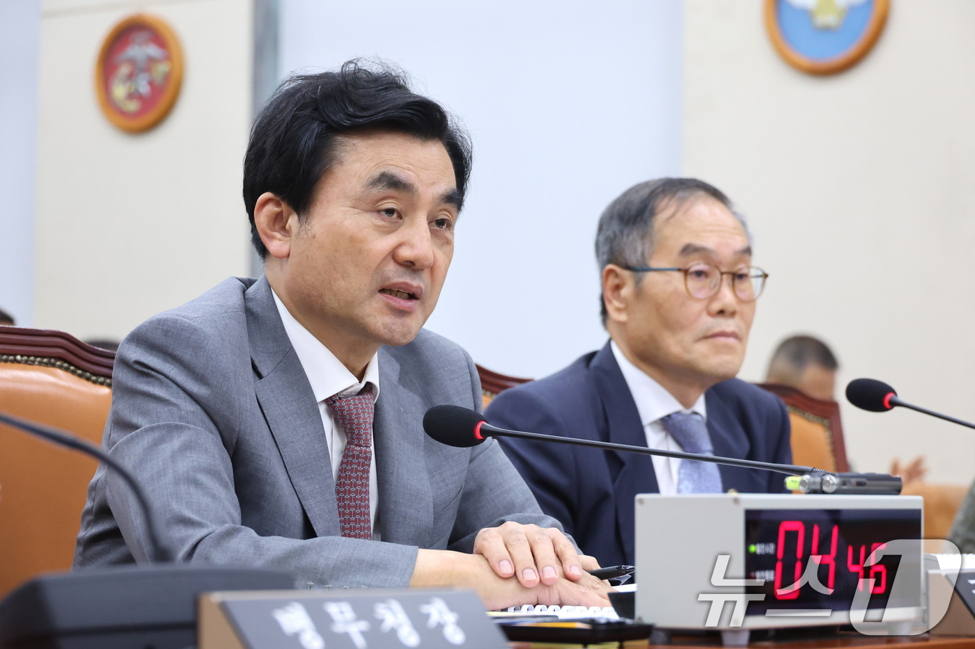 (서울=뉴스1) 신웅수 기자 = 안규백 국방부 장관이 31일 서울 여의도 국회에서 열린 국방위원회 전체회의에서 의원 질의에 답변하고 있다. 2026.8.31/뉴스1