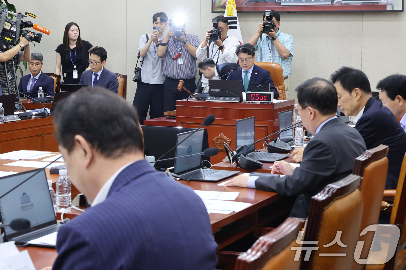 (서울=뉴스1) 신웅수 기자 = 진성준 위원장이 31일 서울 여의도 국회에서 열린 국방위원회 전체회의에서 의사봉을 두드리고 있다. 2026.8.31/뉴스1