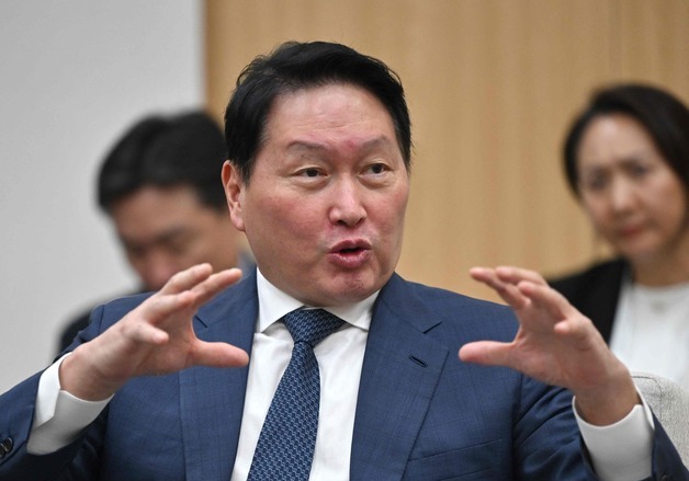 최태원 SK 회장 "일본에 메모리칩 합작 공장 설립 검토"