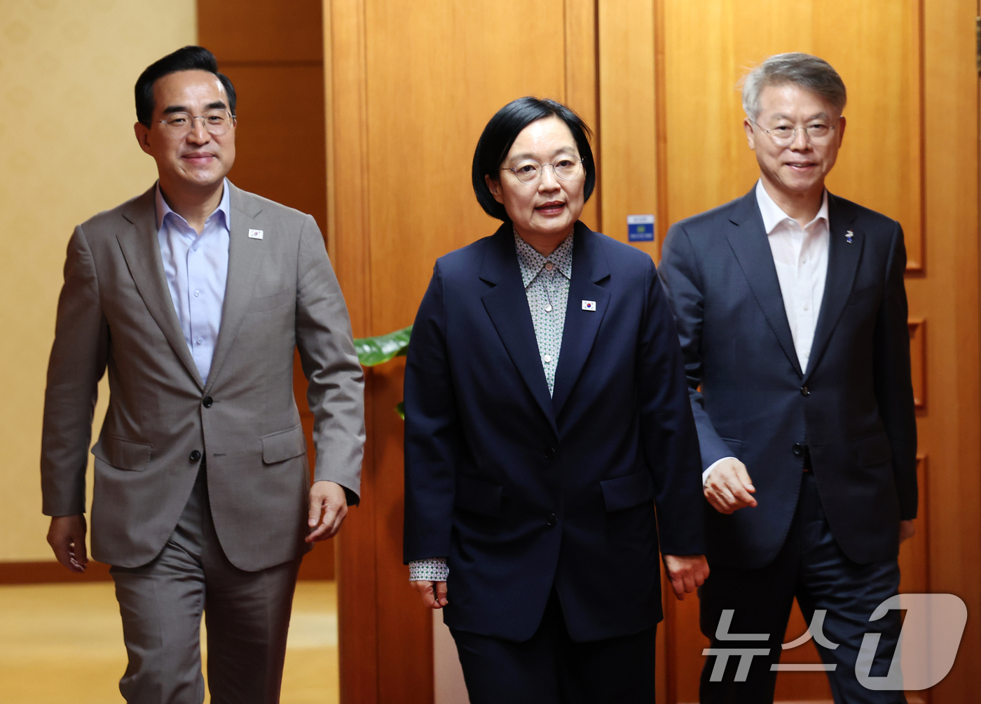 (서울=뉴스1) 이종덕 기자 = 한성숙 국무총리와 박홍근 기획예산처 장관, 민형배 전남광주특별시장이 31일 서울 종로구 정부서울청사에서 열린 전남광주통합특별시 지원위원회 첫 회의에 …