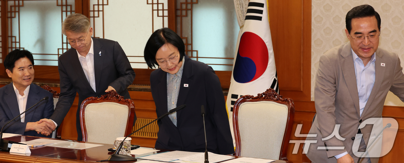 (서울=뉴스1) 이종덕 기자 = 한성숙 국무총리와 박홍근 기획예산처 장관, 민형배 전남광주특별시장이 31일 서울 종로구 정부서울청사에서 열린 전남광주통합특별시 지원위원회 첫 회의에 …