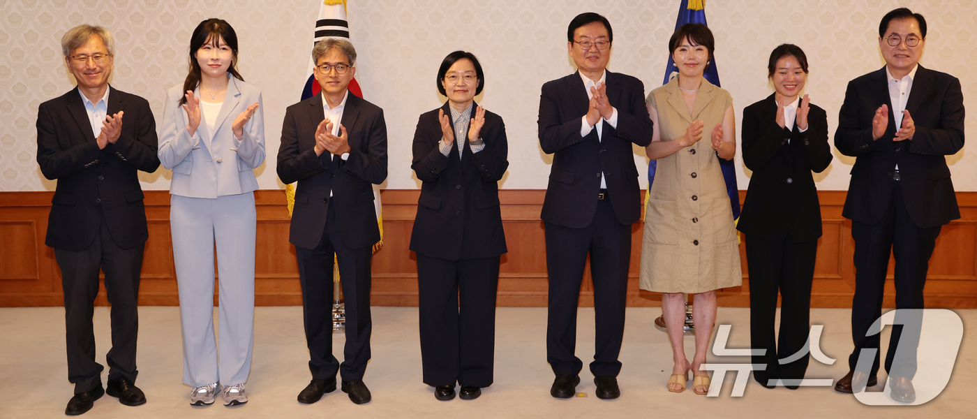 (서울=뉴스1) 이종덕 기자 = 한성숙 국무총리가 31일 서울 종로구 정부서울청사에서 열린 전남광주통합특별시 지원위원회 민간위원 위촉식 후 기념촬영하고 있다. 2026.8.31/뉴 …