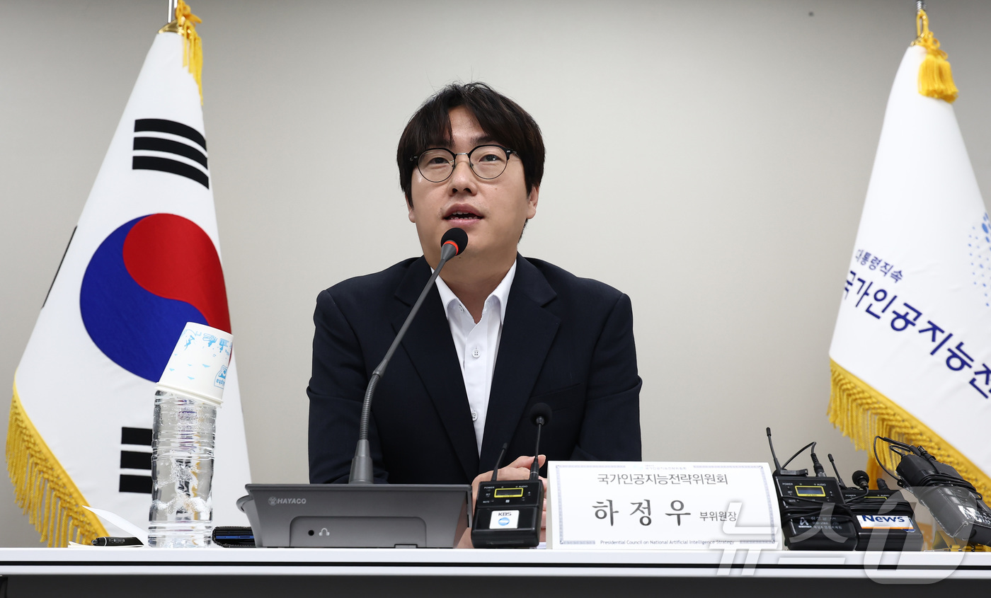(서울=뉴스1) 김민지 기자 = 하정우 국가인공지능전략위원회 신임 상근부위원장이 31일 서울 중구 국가인공지능전략위원회에서 열린 취임 인사 및 기자간담회에서 발언하고 있다. 202 …