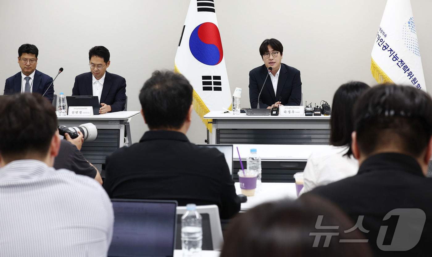 (서울=뉴스1) 김민지 기자 = 하정우 국가인공지능전략위원회 신임 상근부위원장이 31일 서울 중구 국가인공지능전략위원회에서 열린 취임 인사 및 기자간담회에서 발언하고 있다. 202 …