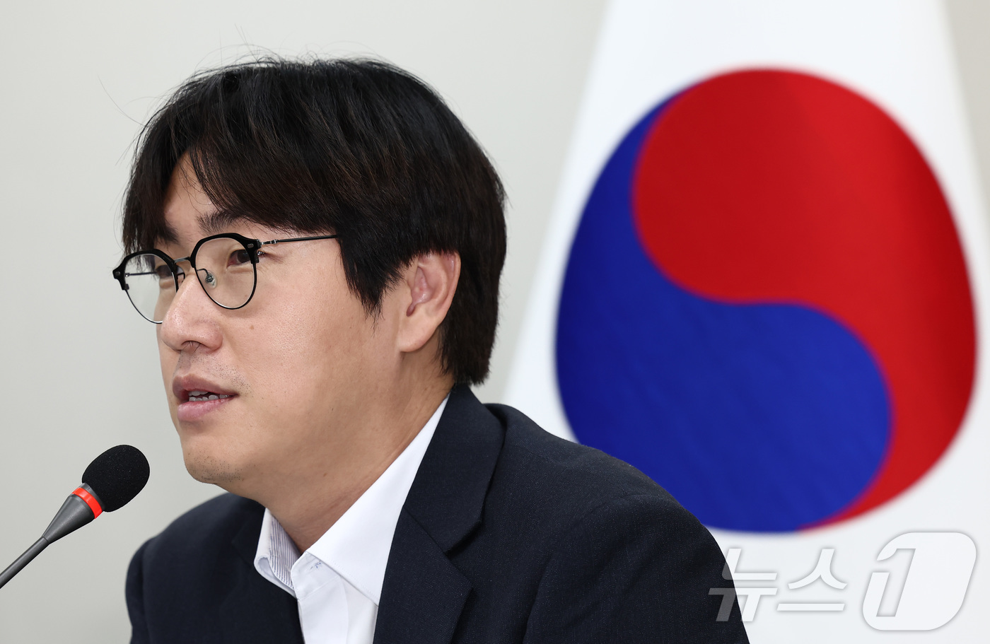 (서울=뉴스1) 김민지 기자 = 하정우 국가인공지능전략위원회 신임 상근부위원장이 31일 서울 중구 국가인공지능전략위원회에서 열린 취임 인사 및 기자간담회에서 소회를 밝히고 있다. …