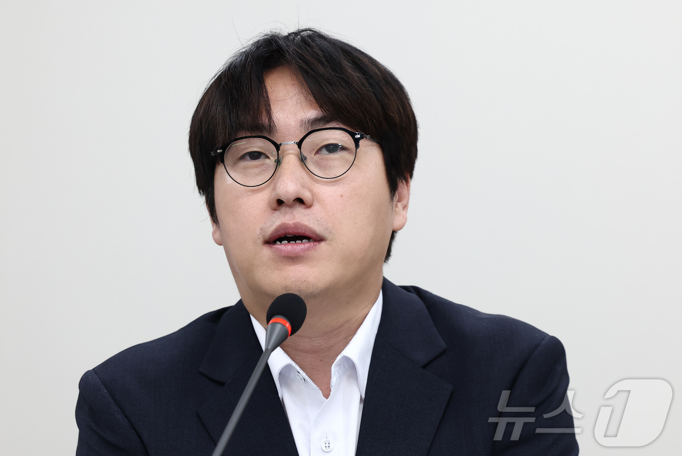 (서울=뉴스1) 김민지 기자 = 하정우 국가인공지능전략위원회 신임 상근부위원장이 31일 서울 중구 국가인공지능전력위원회에서 열린 취임 인사 및 기자간담회에서 소회를 밝히고 있다. …