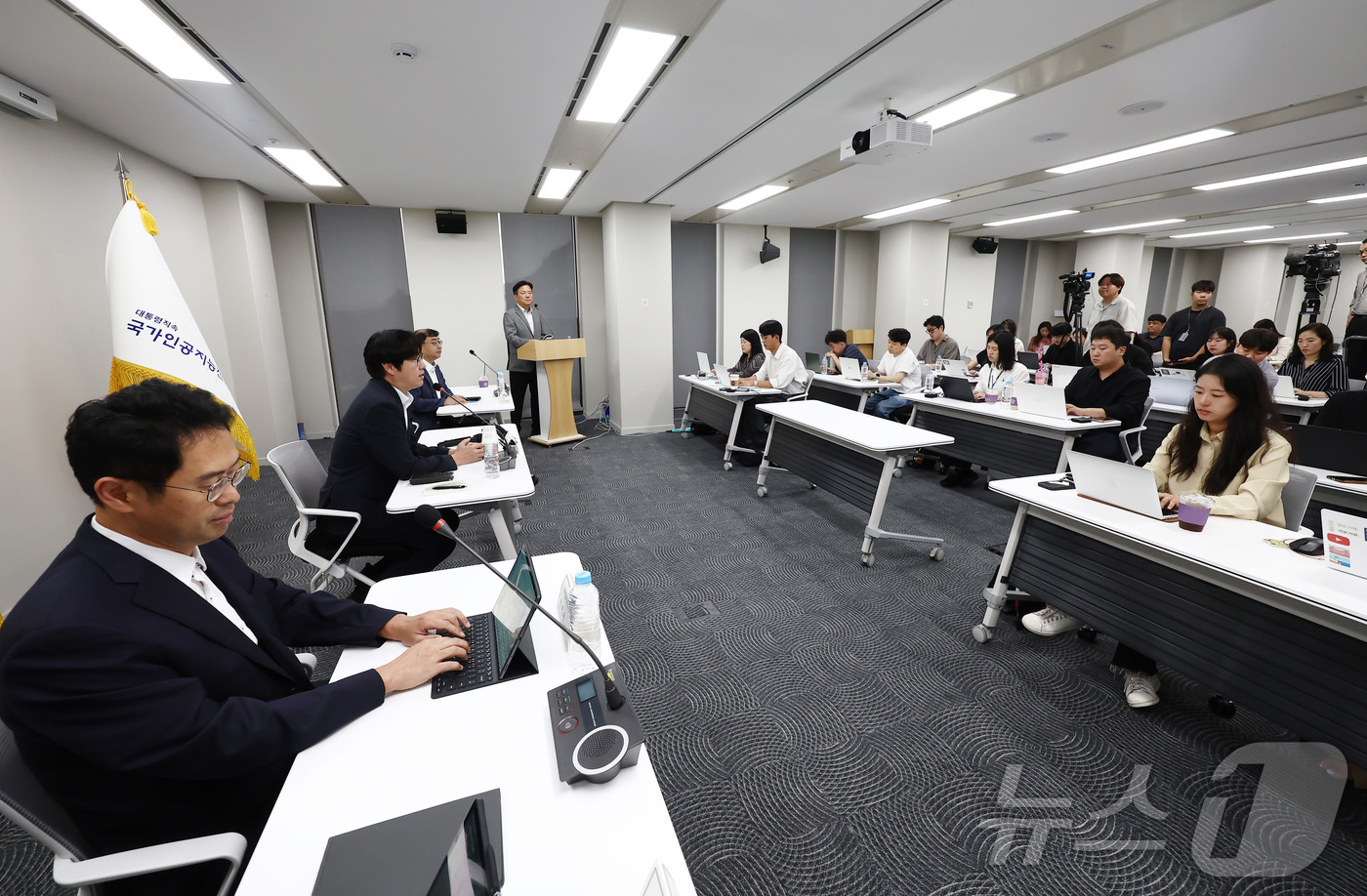 (서울=뉴스1) 김민지 기자 = 하정우 국가인공지능전략위원회 신임 상근부위원장이 31일 서울 중구 국가인공지능전략위원회에서 열린 취임 인사 및 기자간담회에서 발언하고 있다. 202 …