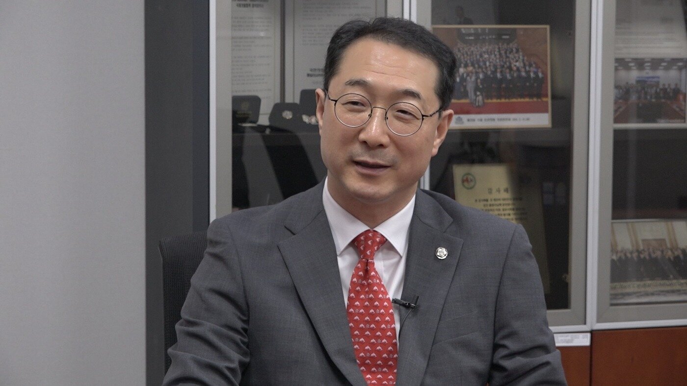 본문 이미지 - 뉴스1 취재진과 인터뷰 중인 김건 국민의힘 의원. 2026.8.27./뉴스1